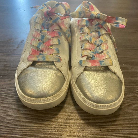 Girls tennis shoes! Barley worn! - Picture 2 of 5